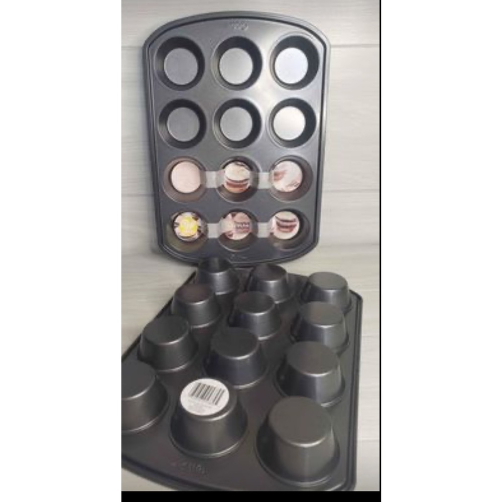 Wilton Perfect Results Premium Non-Stick Bakeware 12-cup muffin pan